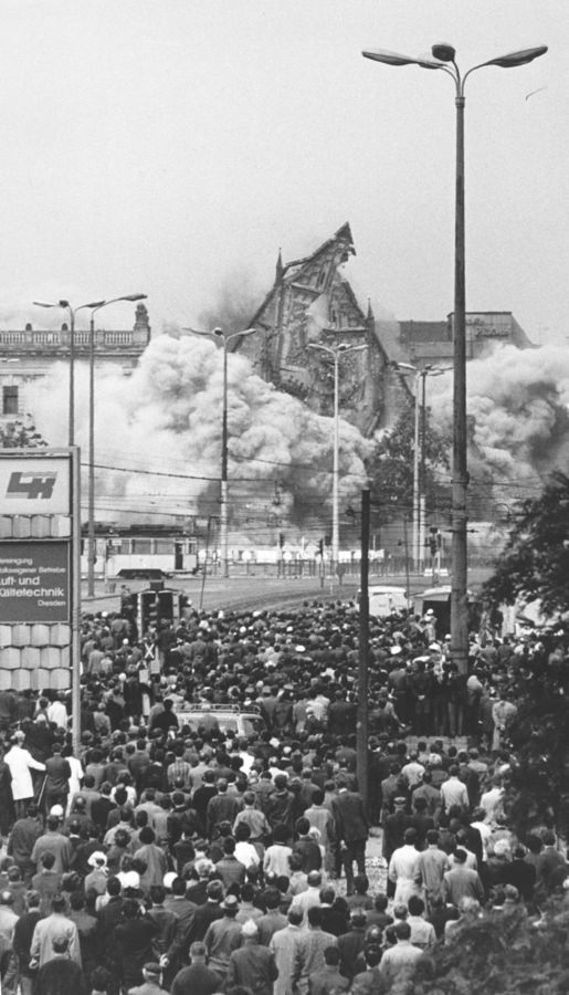 zur Vergrößerungsansicht des Bildes: Sprengung der Universitätskirche St. Pauli durch das DDR-Regime 1968.