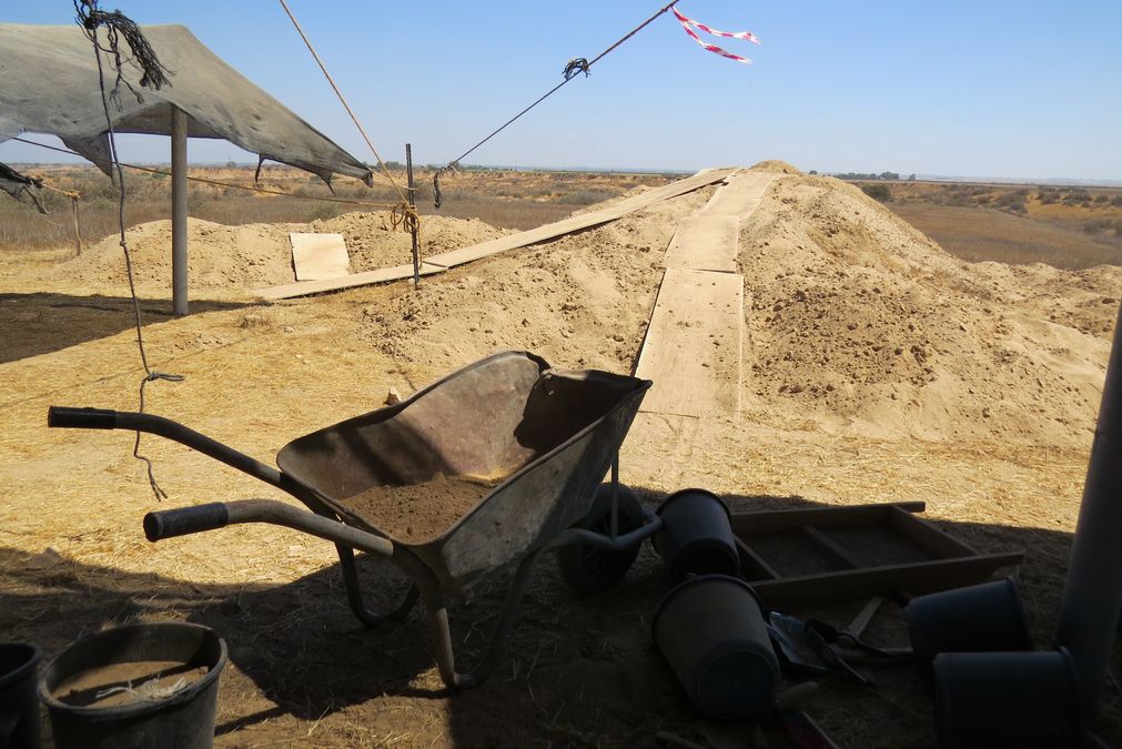 zur Vergrößerungsansicht des Bildes: Eine Schubkarre bei einer Ausgrabung in Qubur al-Walaydah, Foto: Juliane Stein.