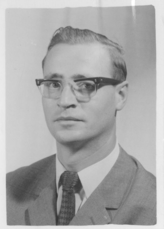 zur Vergrößerungsansicht des Bildes: Ein älteres Foto eines Mannes mit Brille.