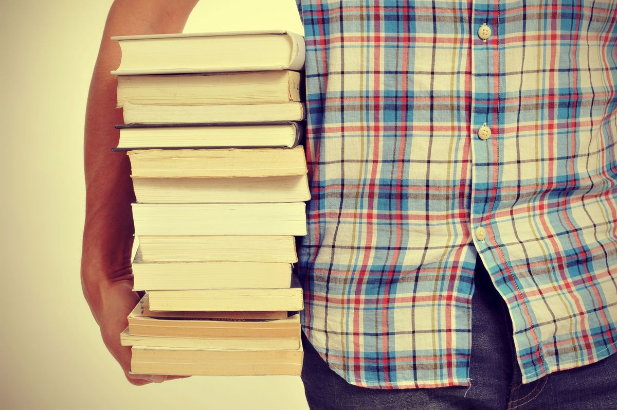 zur Vergrößerungsansicht des Bildes: Bücherstapel, wird unter dem Arm gehalten
