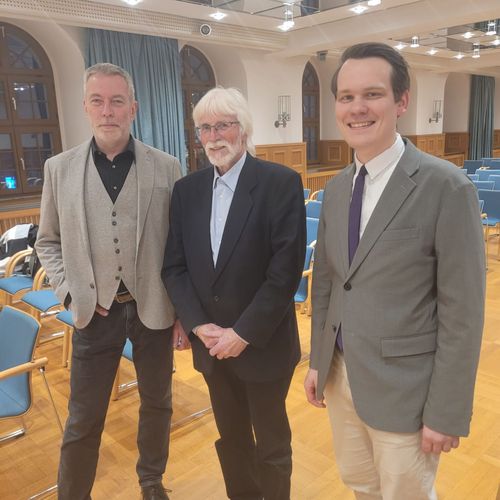 Matthias Krug (Nachfahr von W. T. Krug) mit den Veranstaltern Rochus Leonhardt und Karl Tetzlaff