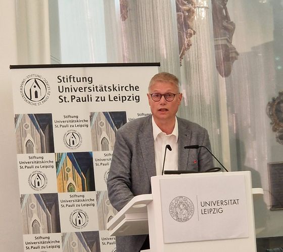 Pfr. Stephan Bickhardt, Direktor der Evangelischen Akademie Sachsen, bei seiner Einführung in die Veranstaltung. Foto: Alexander Deeg