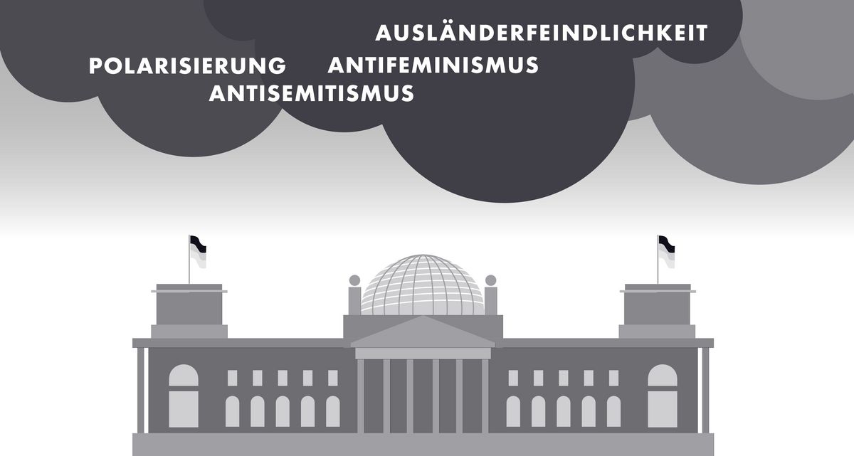 zur Vergrößerungsansicht des Bildes: Grafik in Graustufen. Über dem grafisch stilisierten Berliner Bundestagsgebäude hängen dunkle Wolken in denen einige Begriffe stehen: Polarisierung, Antifeminismus, Antisemitismus, Ausländerfeindlichkeit