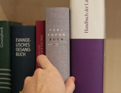 Liturgiewissenschaftliche Bücher im Regal