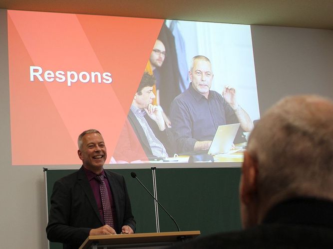 Prof. Leonhardt beim Respons auf den Vortrag
