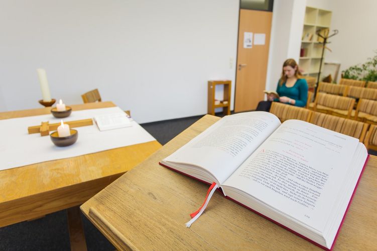 Blick auf ein offenes Buch im Andachtsraum, Foto: Christian Hüller