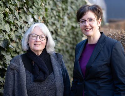 Zwei Frauen vor grünem Hintergrund, Gabriele Mendt und Astrid Reglitz, Foto: EvLKS.