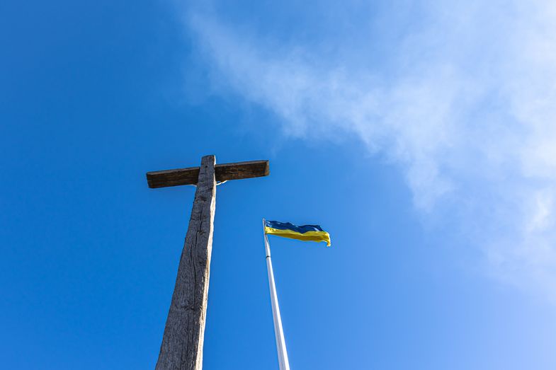 Kreuz und ukrainische Flagge aus Froschperspektive