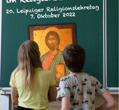 Schüler:innen betrachten eine Jesus-Christus-Ikone an der Tafel (Foto: Frank M. Lütze)