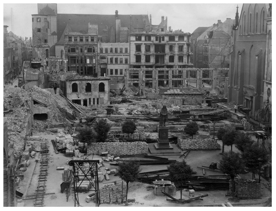 Die fast vollständig zerstörten Gebäude der Universität Leipzig mit Sitz der Theologischen Fakultät nach dem Bombenangriff vom 4. Dezember 1943 am Augustusplatz. Einzig die im Innenhof scheinbar wachende Bronzefigur von Gotthold Ephraim Lessing blieb unversehrt.