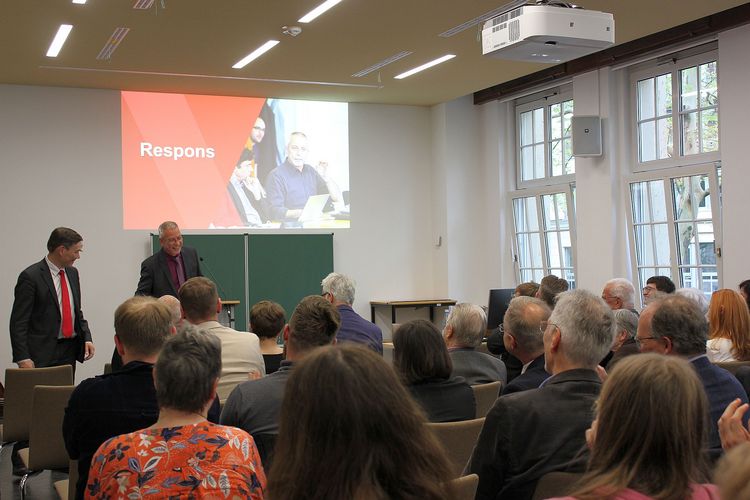 Prof. Slenczka und Prof. Leonhardt vor dem Publikum (Foto: Elisa Camuto)