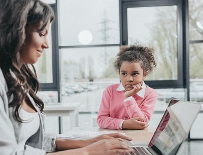 Mutter und Kind beim Homeoffice, Foto: colourbox.de