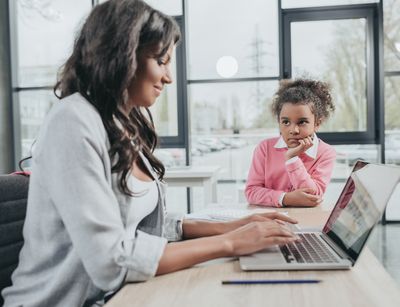 Mutter und Kind beim Homeoffice, Foto: colourbox.de