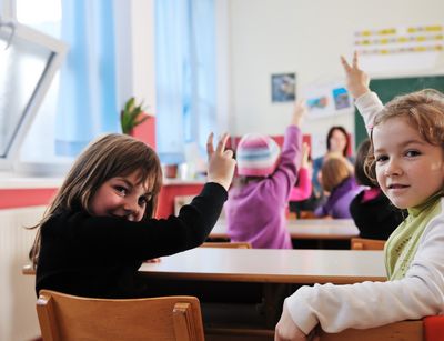 Schülerinnen und Schüler in der Klasse