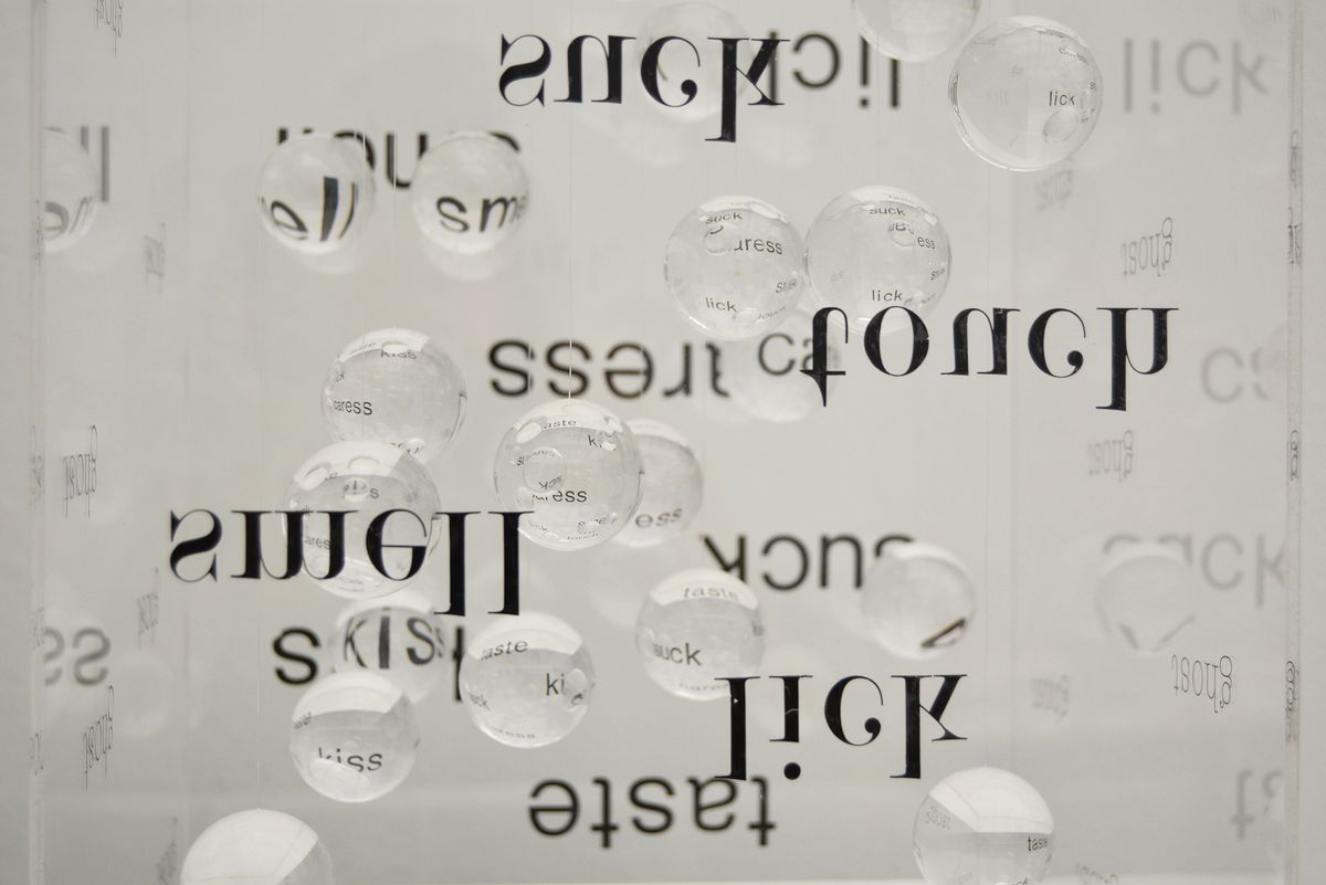 zur Vergrößerungsansicht des Bildes: Kunstinstallation mit hängenden Glaskugeln und Buchstaben