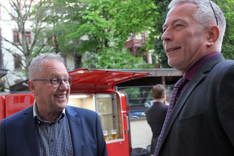 Im Gespräch bei Empfang im Hof