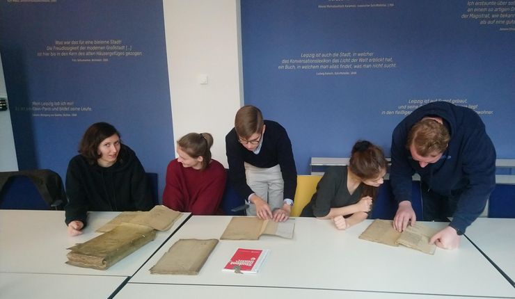 Studierende beim Studium alter Handschriften im Stadtarchiv Leipzig