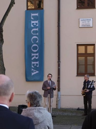 Geschäftsführer der Leucores, Karl Tetzlaff, hält eine Rede 
