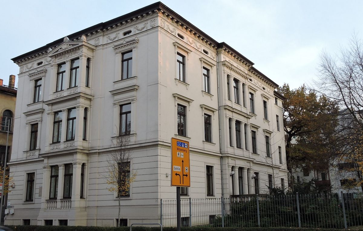 zur Vergrößerungsansicht des Bildes: Das Fakultätsgebäude in der Emil-Fuchs-Straße 1 nach der Wiedereröffnung 1973.