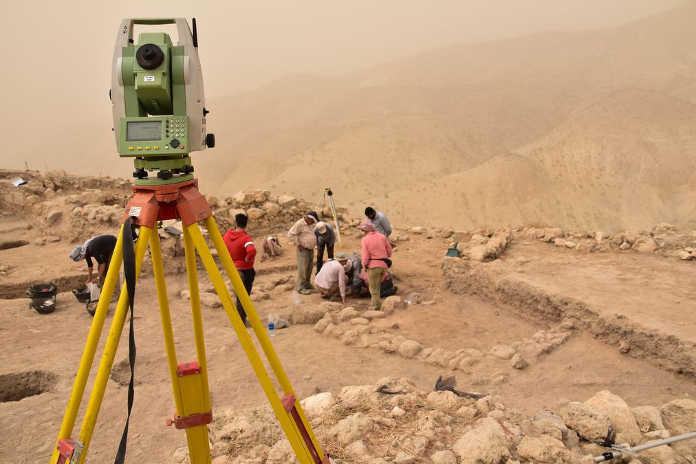 zur Vergrößerungsansicht des Bildes: Menschen bei der Bergung von Funden vor einem Sandsturm, Foto: Katharina Schmidt.