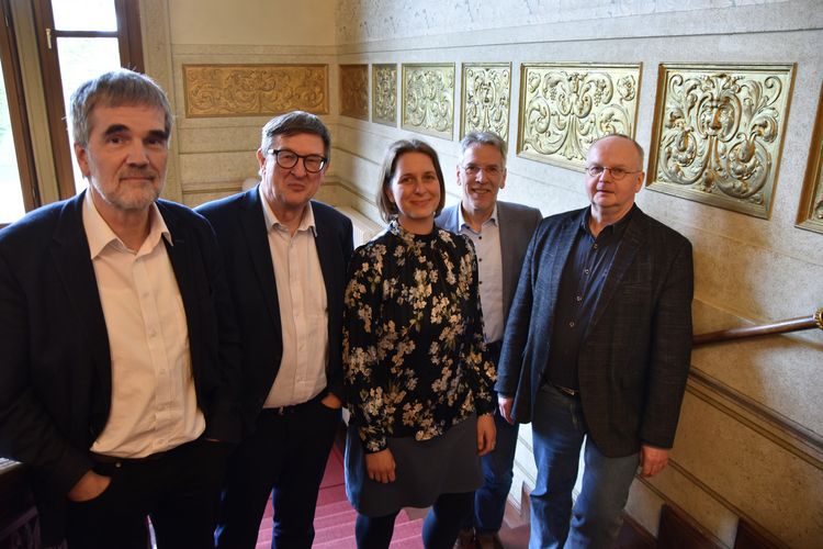 Vier Projektleiter und die Arbeitsstellenleiterin des CJHNTdigital-Projekts nebeneinander auf einer Treppe, Foto: Birgit Pfeiffer.