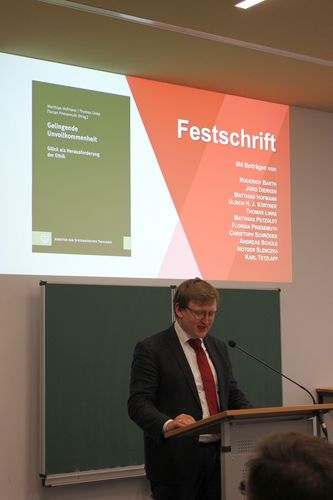 Thomas Linke präsentiert die Festschrift