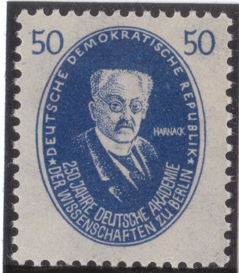 zur Vergrößerungsansicht des Bildes: Blau-weiße Briefmarke mit einem Portrait von Adolf von Harnack
