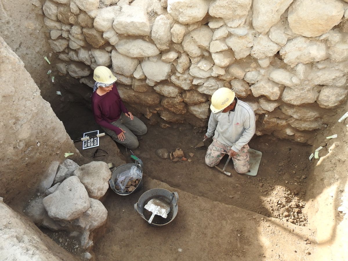 zur Vergrößerungsansicht des Bildes: Zwei Menschen bei einer archäologischen Ausgrabung.