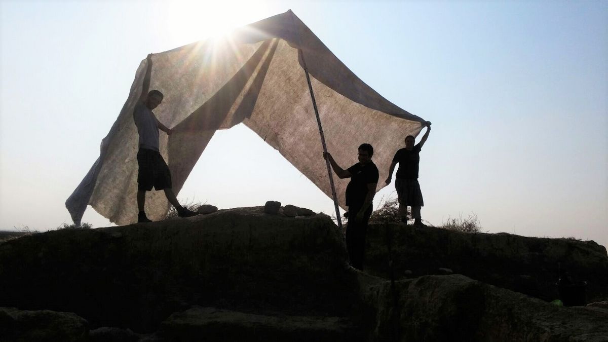 zur Vergrößerungsansicht des Bildes: Vorbereitungen für Ausgrabungsfotos mithilfe einer Zeltplane, Foto: Juliane Stein.