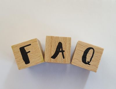 Drei Stempel mit den Buchstaben F, A und Q.