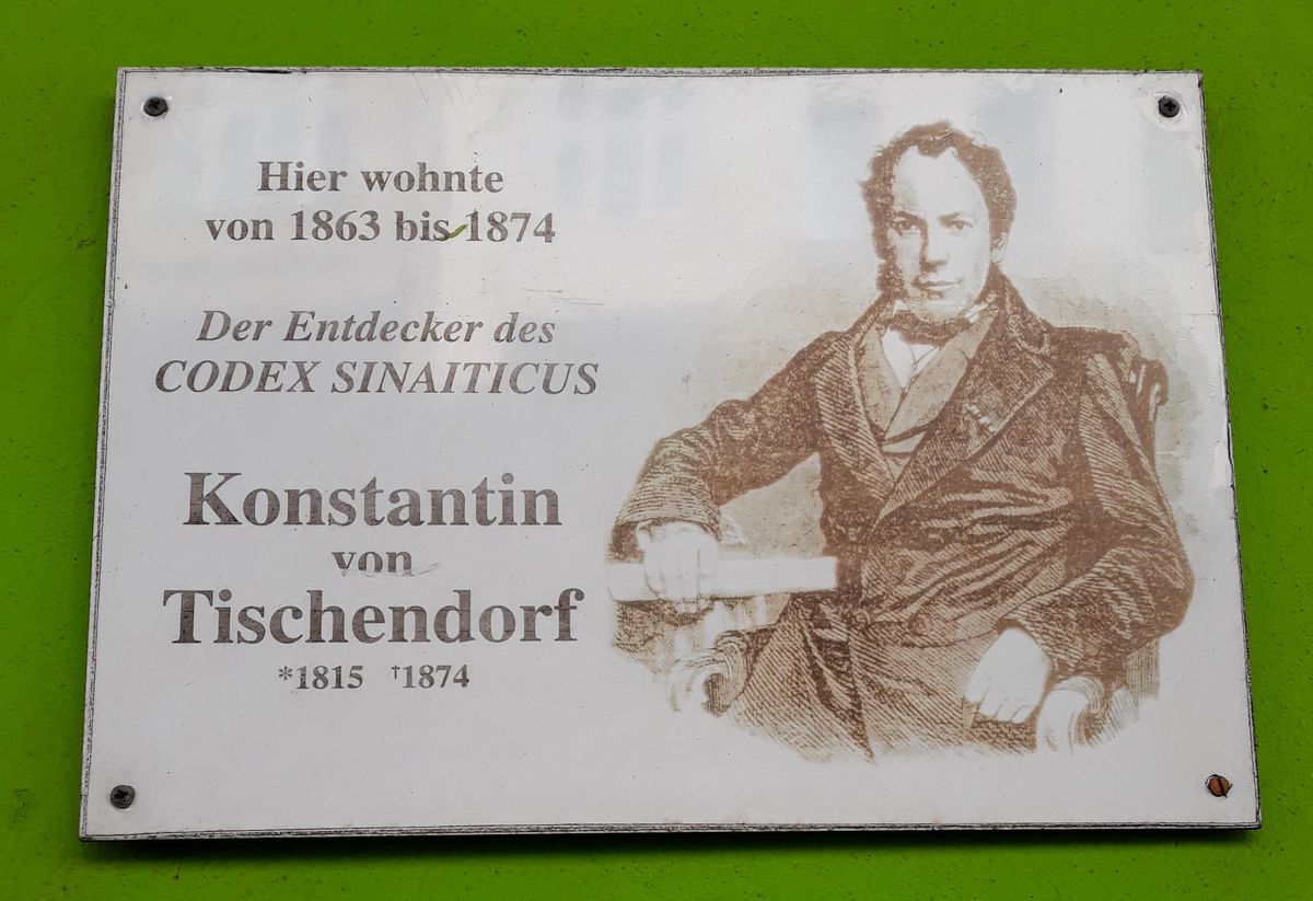 zur Vergrößerungsansicht des Bildes: Gedenkplatte von Tischendorf auf grüner Wand.