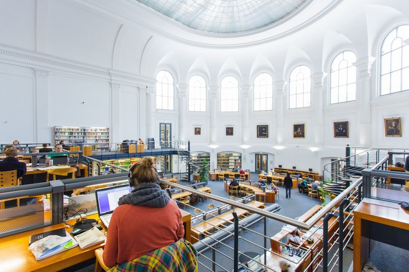 Blick in den Lesesaal der Bibliotheca Albertina mit Studentin am Arbeitsplatz, Foto: Christian Hüller