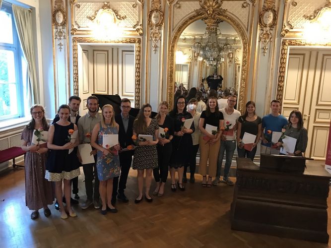 Die Absolventinnen und Absolventen des Staatsexamens Lehramt Evangelische Religion feiern ihren Abschluss im Juli 2022 im Alten Senatssaal der Universität Leipzig.