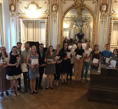 Die Absolventinnen und Absolventen des Staatsexamens Lehramt Evangelische Religion feiern ihren Abschluss im Juli 2022 im Alten Senatssaal der Universität Leipzig.