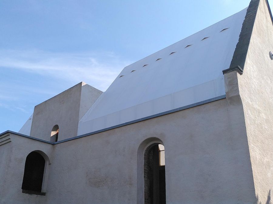 zur Vergrößerungsansicht des Bildes: Fahrradkirche Zöbigker, saniertes Mauerwerk und Membrandach von außen