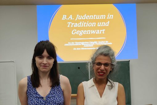 Foto: Yemima Hadad und Deborah Epstein stellen den neuen Studiengang BA Judentum in Tradition und Gegenwart vor Foto: Christian Boerger