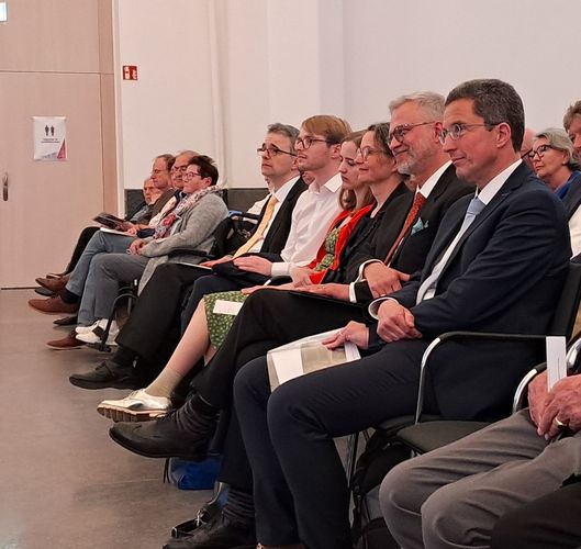 Michaelt Triegel und Familie sitzen in der ersten Reihe