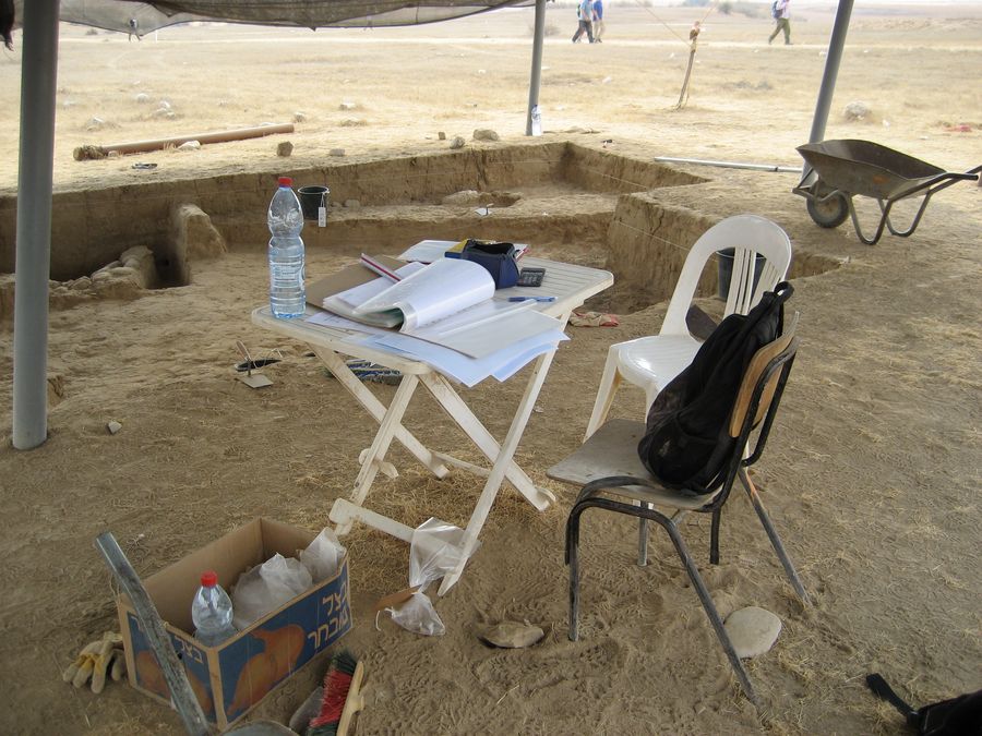 Ein Tisch mit Papieren zur Ausgrabungsdokumentation, Foto: Juliane Stein.