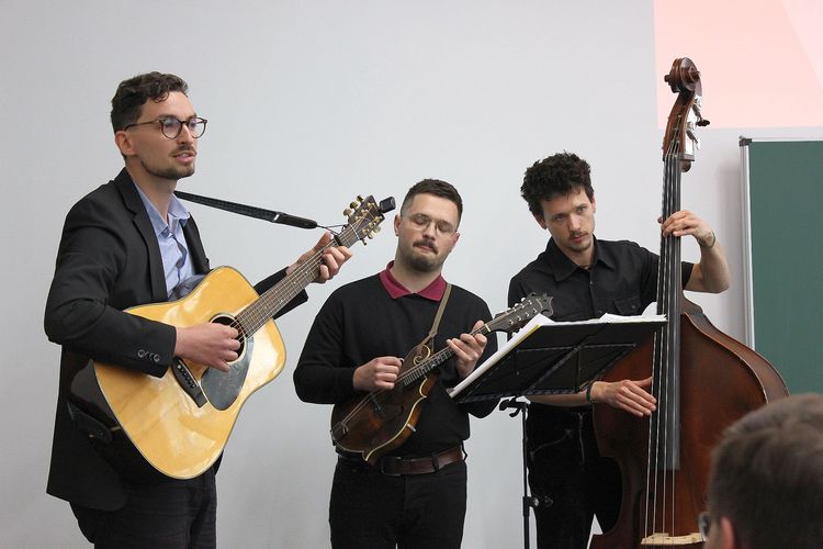Das Folk-Trio, bestehend aus Gitarre, Mandoline und Kontrabass