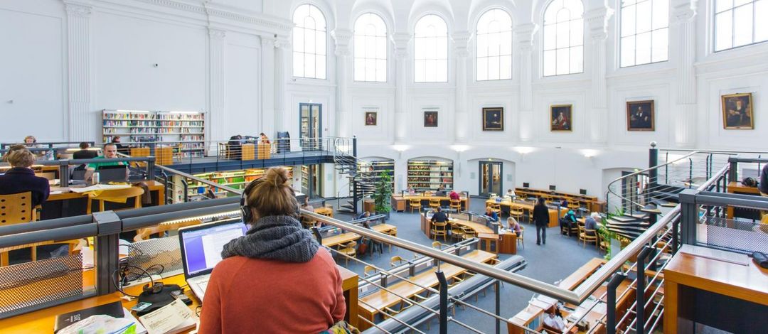 Foto: Studierende arbeiten im großen Lesesaal der Bibliotheca Albertina