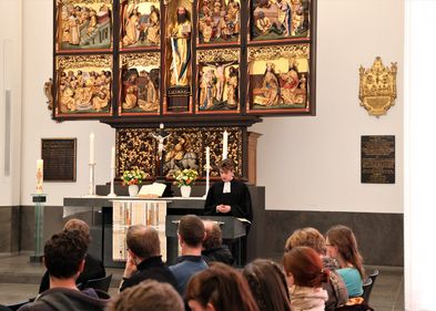 Der Student Mitchell Slauson (Foto: M.Zink) Mitchell Slauson spricht zum Publikum des Gottesdienstes