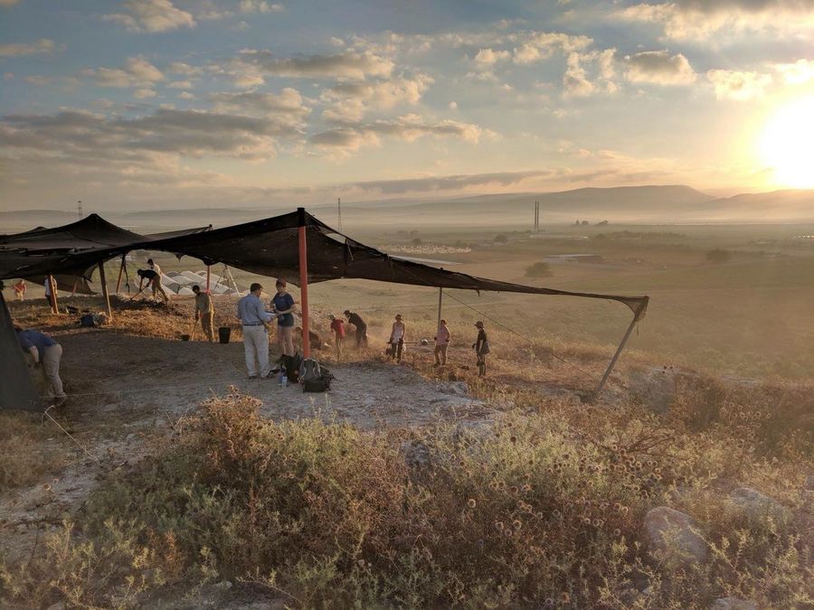 zur Vergrößerungsansicht des Bildes: Ausgrabungen unter einer Zeltplane in Tell Keisan, Foto: A. Wright.