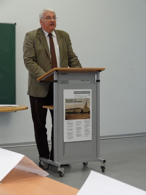 Dr. Hüneburg beim Vortrag, Foto: Sylvia Kolbe.