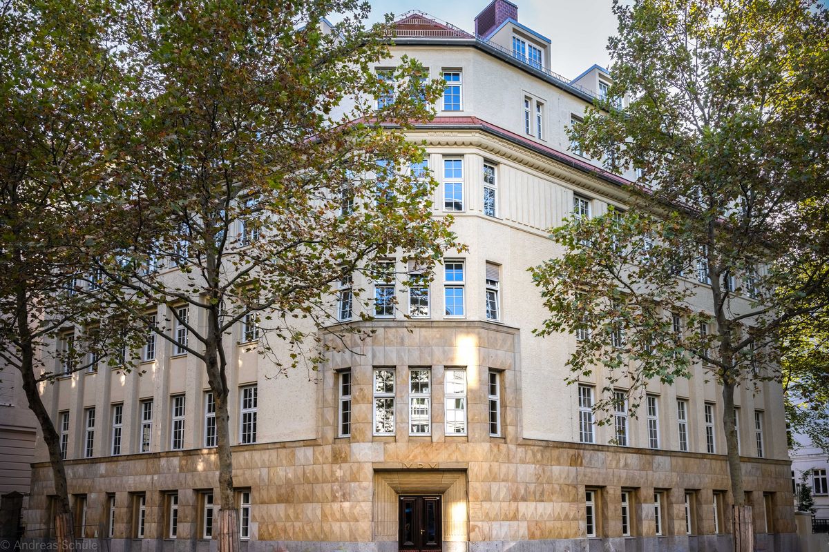 Die Theologische Fakultät in der Beethovenstraße 25, Foto: Andreas Schüle. Foto: Ein großes Gebäude mit einer prächtigen Eingangstür und hohen Bäumen.