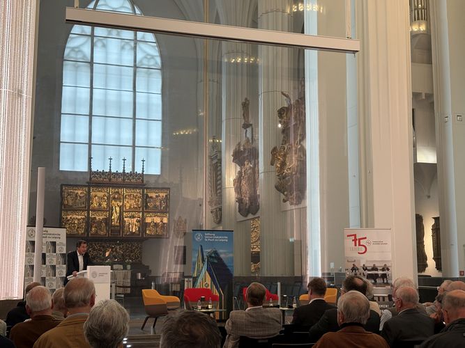 Prof. Dr. Alexander Deeg, Dekan der Theologischen Fakultät, eröffnet die Veranstaltung. Foto: Christian Boerger