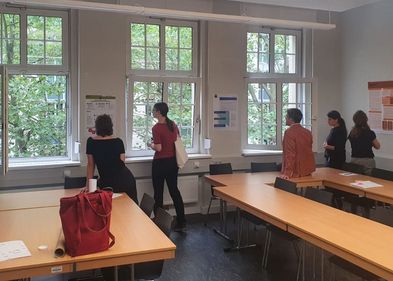 Teilnehmende schauen sich selbst erstellte Plakate an