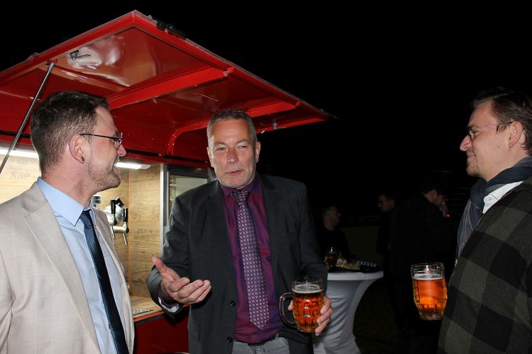 Prof. Leonhardt im Gespräch mit zwei Personen