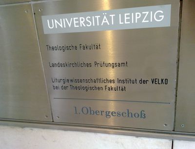 Das Türschild der Theologischen Fakultät der Universität Leipzig