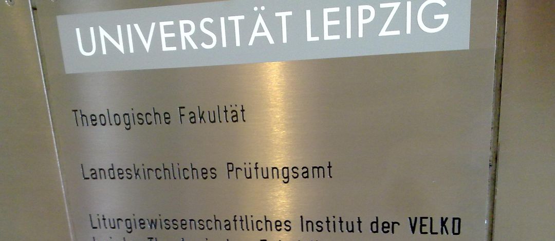 Das Türschild der Theologischen Fakultät der Universität Leipzig
