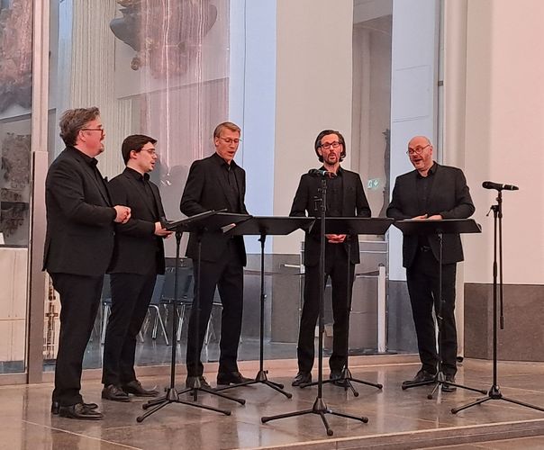 Die Musiker stehen im Halbkreis und singen 